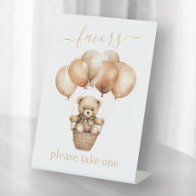 Kleine teddybeer met ballonnen