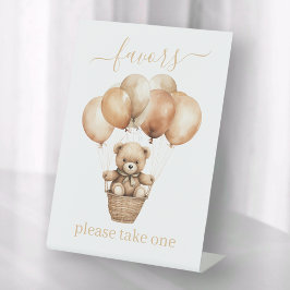 Kleine teddybeer met ballonnen reclamebord met voetstuk