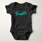 Kleine Trouble – Teal Script Baby Bodysuit (Voorkant)