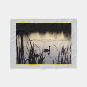 Kleine Trumpeter Zwanen bij Dusk Fleece Deken (Voorkant (Horizontaal))