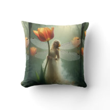 Kleine Tulpenfee in delicate vloeiende kleding