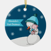 Kleine varken en sneeuwman knuffelen eerste kerst keramisch ornament (Voorkant)