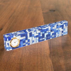 Kleine vierkantjes verspreid, tinten blauw met wit naambordje