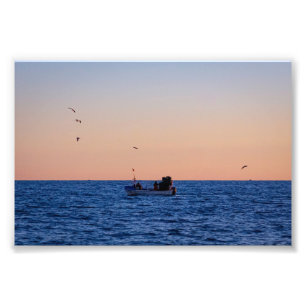 Kleine vissersboot bij zonsondergang in Portugal Foto Afdruk