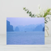 Kleine vissersboot in Ha Long Bay - Vietnam, Azië Kaart (Staand voorkant)