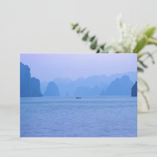 Kleine vissersboot in Ha Long Bay - Vietnam, Azië Kaart (Staand voorkant)
