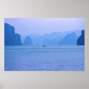 Kleine vissersboot in Ha Long Bay - Vietnam, Azië Poster