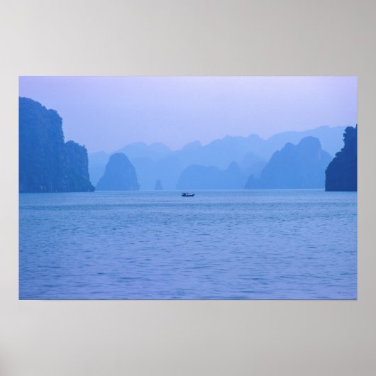 Kleine vissersboot in Ha Long Bay - Vietnam, Azië Poster (Voorkant)