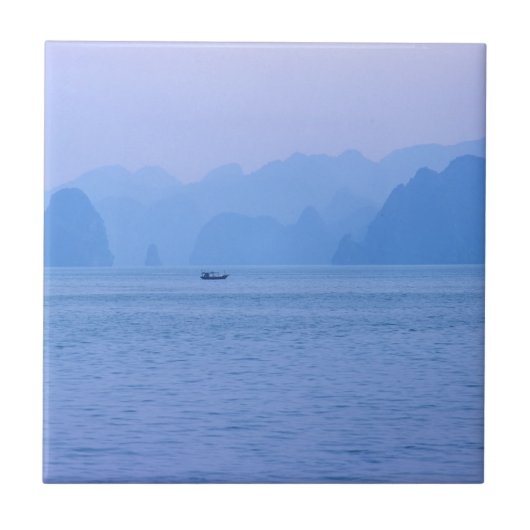 Kleine vissersboot in Ha Long Bay - Vietnam, Azië Tegeltje (Voorkant)