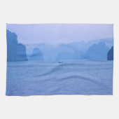 Kleine vissersboot in Ha Long Bay - Vietnam, Azië Theedoek (Horizontaal)