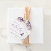 Kleine vlinder is op weg naar paarse baby shower bedankjes labels (In situ)