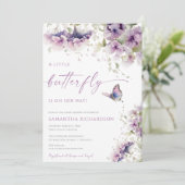 Kleine vlinder is op weg naar paarse baby shower kaart (Staand voorkant)