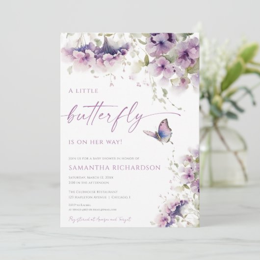 Kleine vlinder is op weg naar paarse baby shower kaart (Staand voorkant)