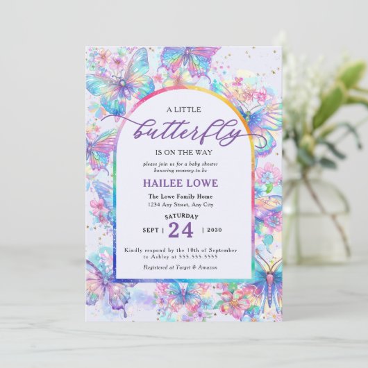 Kleine vlinder is op weg naar Paarse Baby shower Kaart (Staand voorkant)