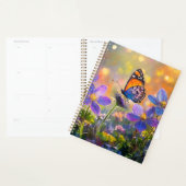Kleine vlinder op wilde bloemen bij zonsopgang planner (Display)