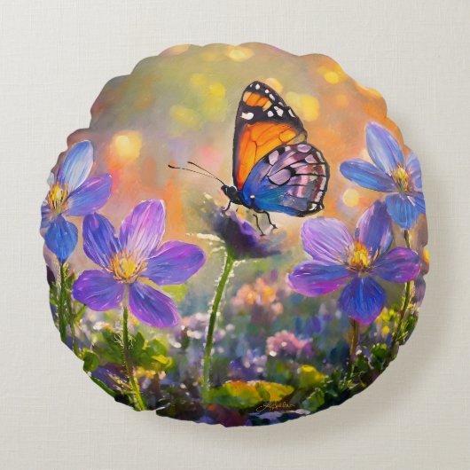 Kleine vlinder op wilde bloemen bij zonsopgang rond kussen (Voorkant)
