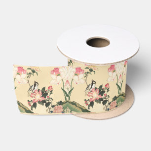 KLEINE VOGEL MET ROZE ROZEN EN LOTUSBLOEMEN SATIJNEN LINT