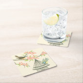 Kleine vogels op een bijkantoor en op een vogelkoo kartonnen onderzetters (Insitu)