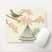 Kleine vogels op een bijkantoor en op een vogelkoo muismat (Met muis)