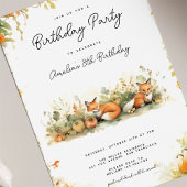 Kleine vos in een pompoen patch verjaardag uitnodi kaart