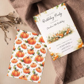 Kleine vos in een pompoen patch verjaardag uitnodi kaart