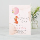 Kleine vosbaby vliegt met ballon kaart (Staand voorkant)