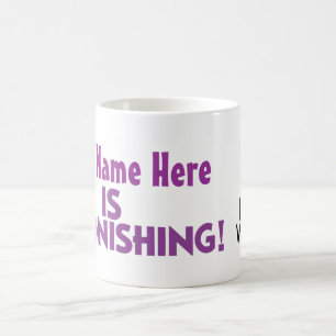 Kleine vrouwen hebben hun persoonlijke tanden gepe koffiemok