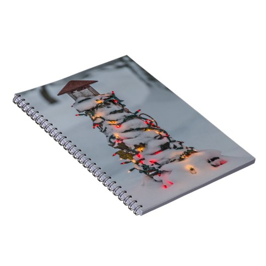 Kleine vuurtoren gedecorbeerd voor Kerstmis Notitieboek (Rechterzijde)