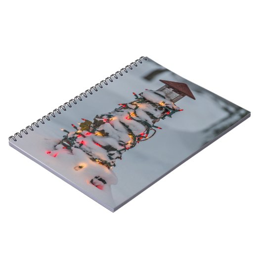 Kleine vuurtoren gedecorbeerd voor Kerstmis Notitieboek (Linkerzijde)