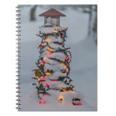 Kleine vuurtoren gedecorbeerd voor Kerstmis Notitieboek (Voorkant)