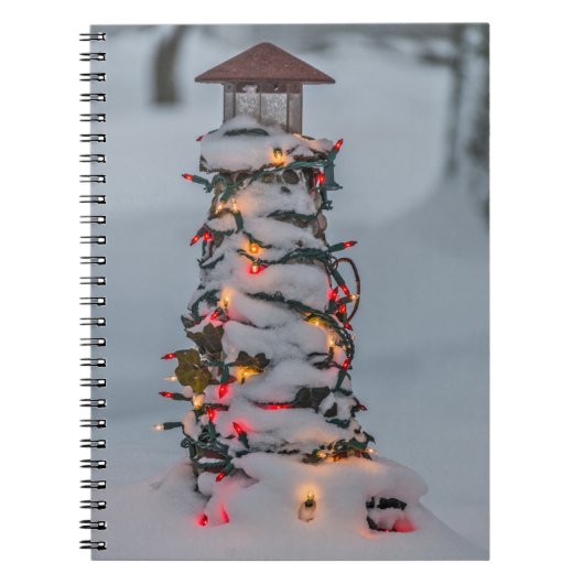 Kleine vuurtoren gedecorbeerd voor Kerstmis Notitieboek (Voorkant)