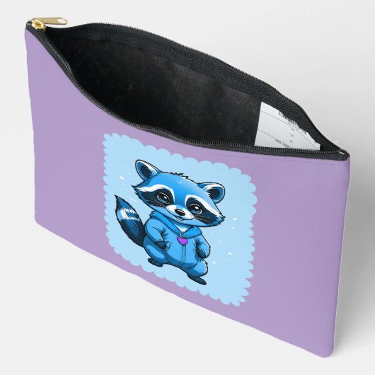 Kleine wasbeer in blauw zakje etui (Open)