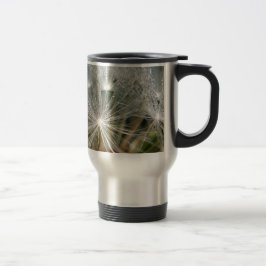 Kleine waterdruppels op een witte dandelion reisbeker