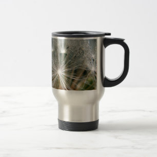 Kleine waterdruppels op een witte dandelion reisbeker
