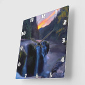 Kleine waterval langs de bergdal. vierkante klok (Hoek)