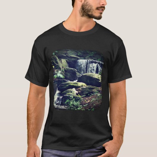 Kleine watervallen in de Natuur van de bossen T-shirt (Voorkant)