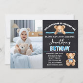 Kleine welp draaien een blauwe teddybeer verjaarda kaart (Voorkant)