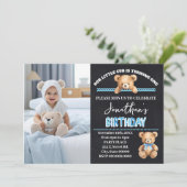 Kleine welp draaien een blauwe teddybeer verjaarda kaart (Staand voorkant)