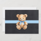 Kleine welp draaien een blauwe teddybeer verjaarda kaart (Achterkant)