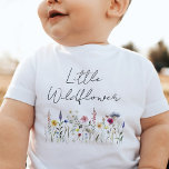 Kleine wilde bloem<br><div class="desc">Schattige baby-T-shirt met de uitdrukking "Little Wildflower" geschreven in een handgeschreven zwart script met een grillige reeks wilde bloemen in prachtige tinten van roze,  geel,  paarse,  blauw en groen. Dit waterverf wildflower baby t-shirt is perfect om te draag voor het voorjaar en de zomer!</div>