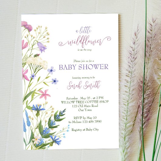 Kleine wilde bloem is onderweg baby shower uitnodi kaart