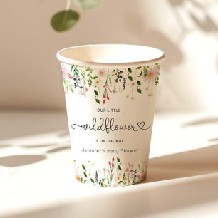 Kleine wilde bloem is onderweg naar baby shower papieren bekers