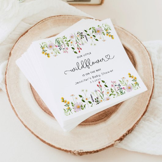 Kleine wilde bloemen zijn onderweg naar het baby s servet