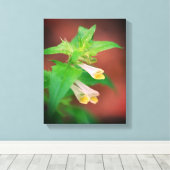 Kleine witte bloem dicht canvas afdruk (Insitu (Houten vloer))