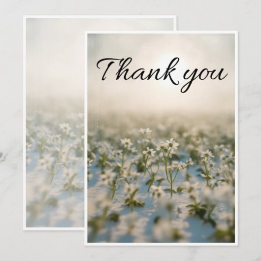 Kleine witte bloem verspreid over bedankkaart (Voorkant / Achterkant)