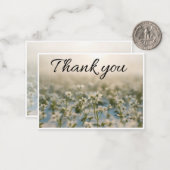 Kleine witte bloem verspreid over bedankkaart notitiekaartje (Voorkant / Achterkant in situ)