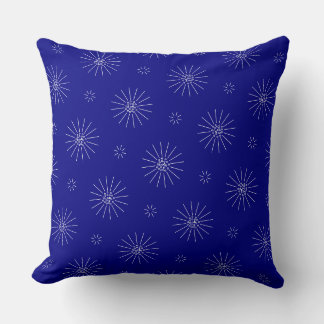Kleine witte bloemen op blauw van de marine kussen