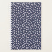 Kleine witte bloemen op een blauwe planner (Voorkant)