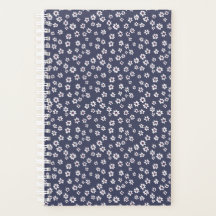 Kleine witte bloemen op een blauwe planner