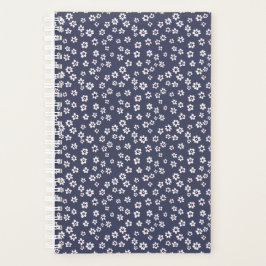 Kleine witte bloemen op een blauwe planner